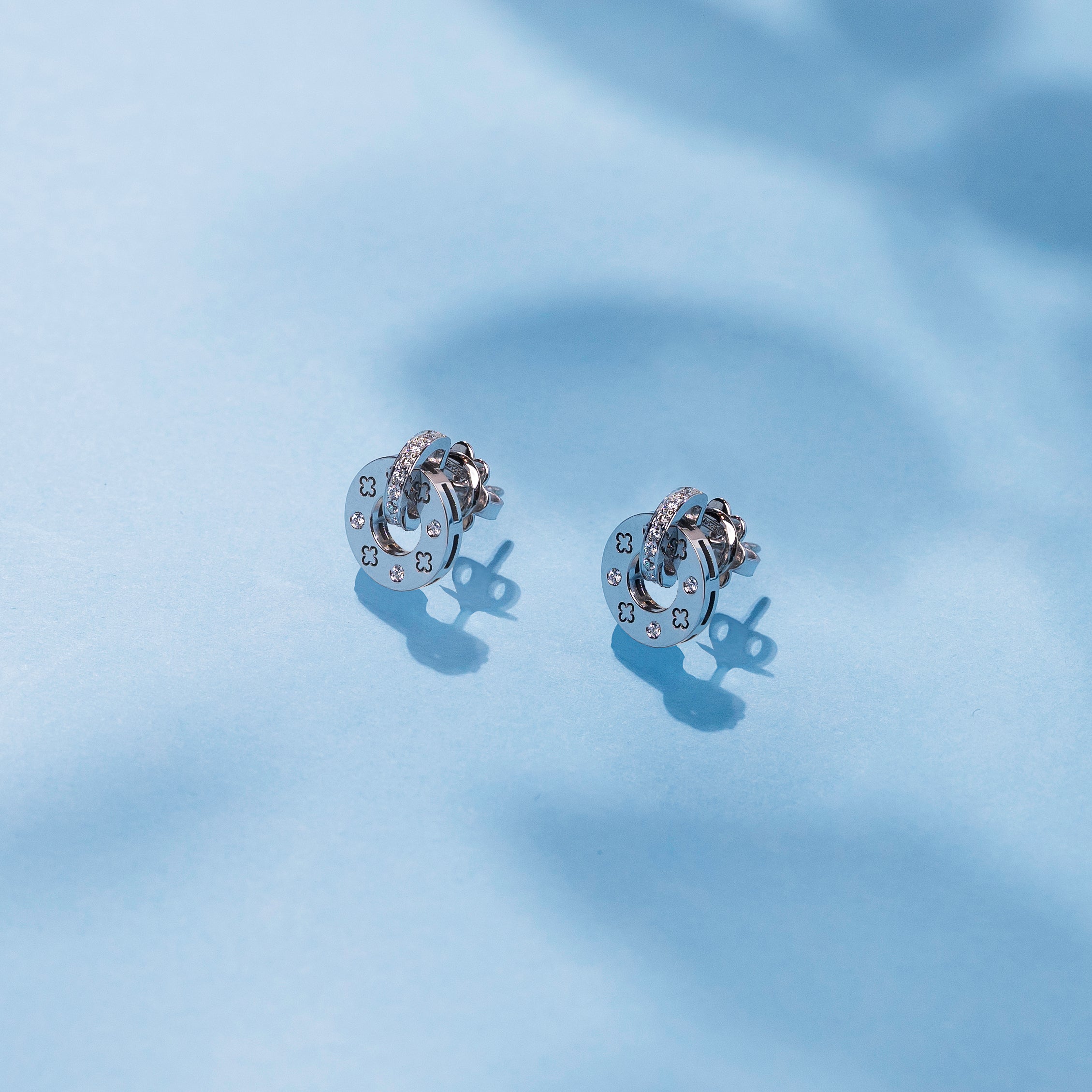 Cercei din aur alb 18k cu diamante 0.12 ct