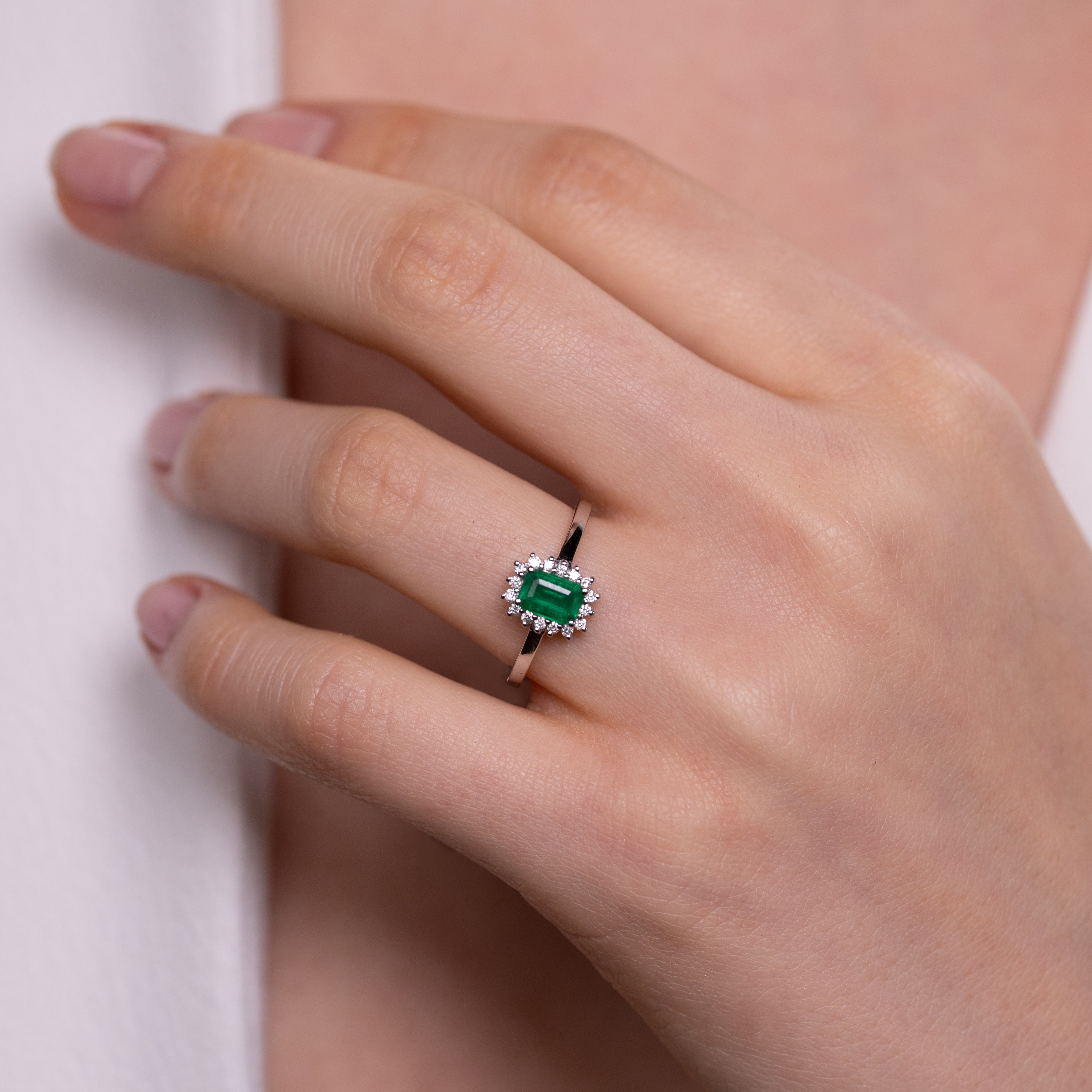 Inel aur 18k cu smarald 0.69 si diamante