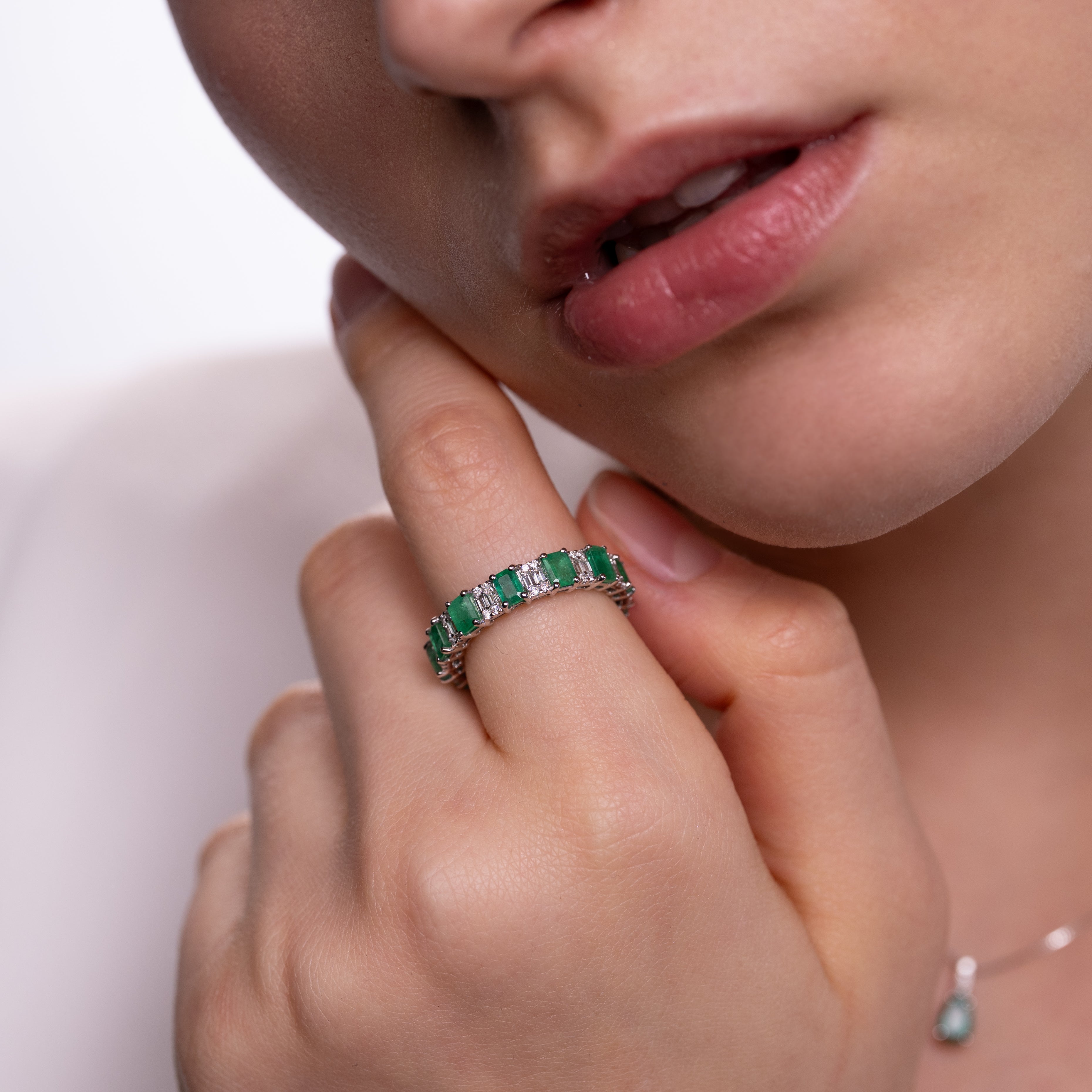 Inel eternity aur 18k cu smaralde 2.68 ct si diamante