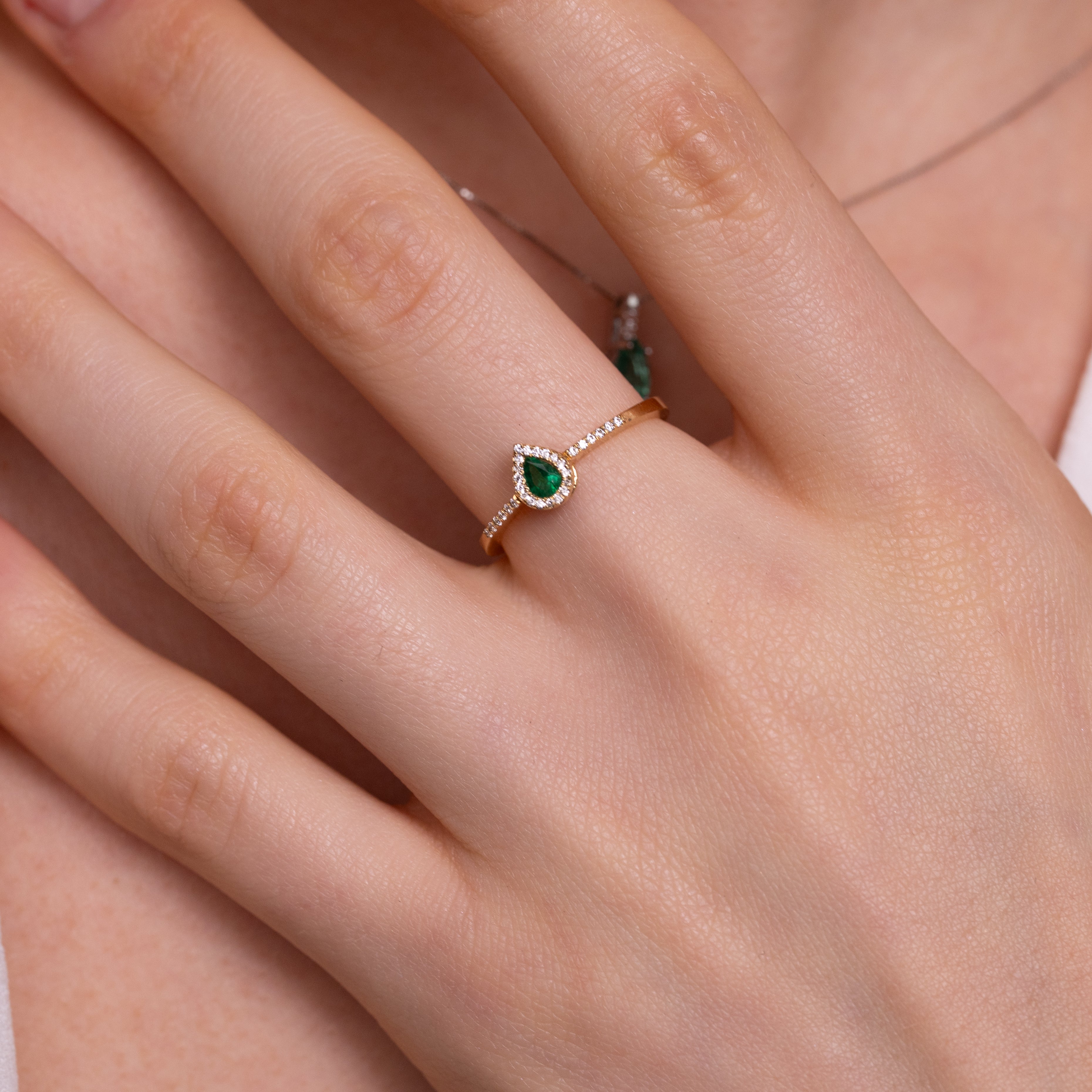 Inel aur 18k cu smarald 0.14 ct si diamante