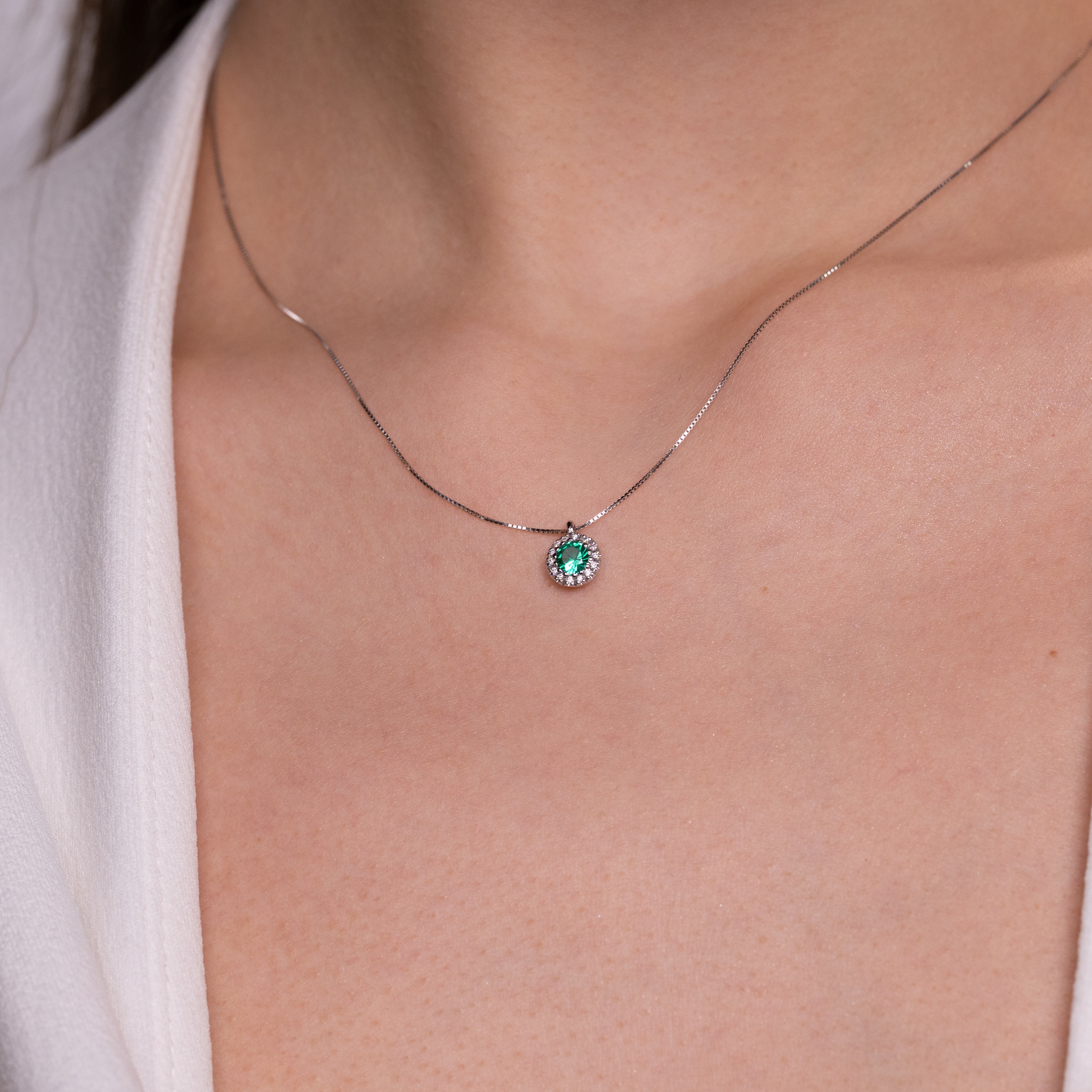 Round necklace with emerald and diamonds