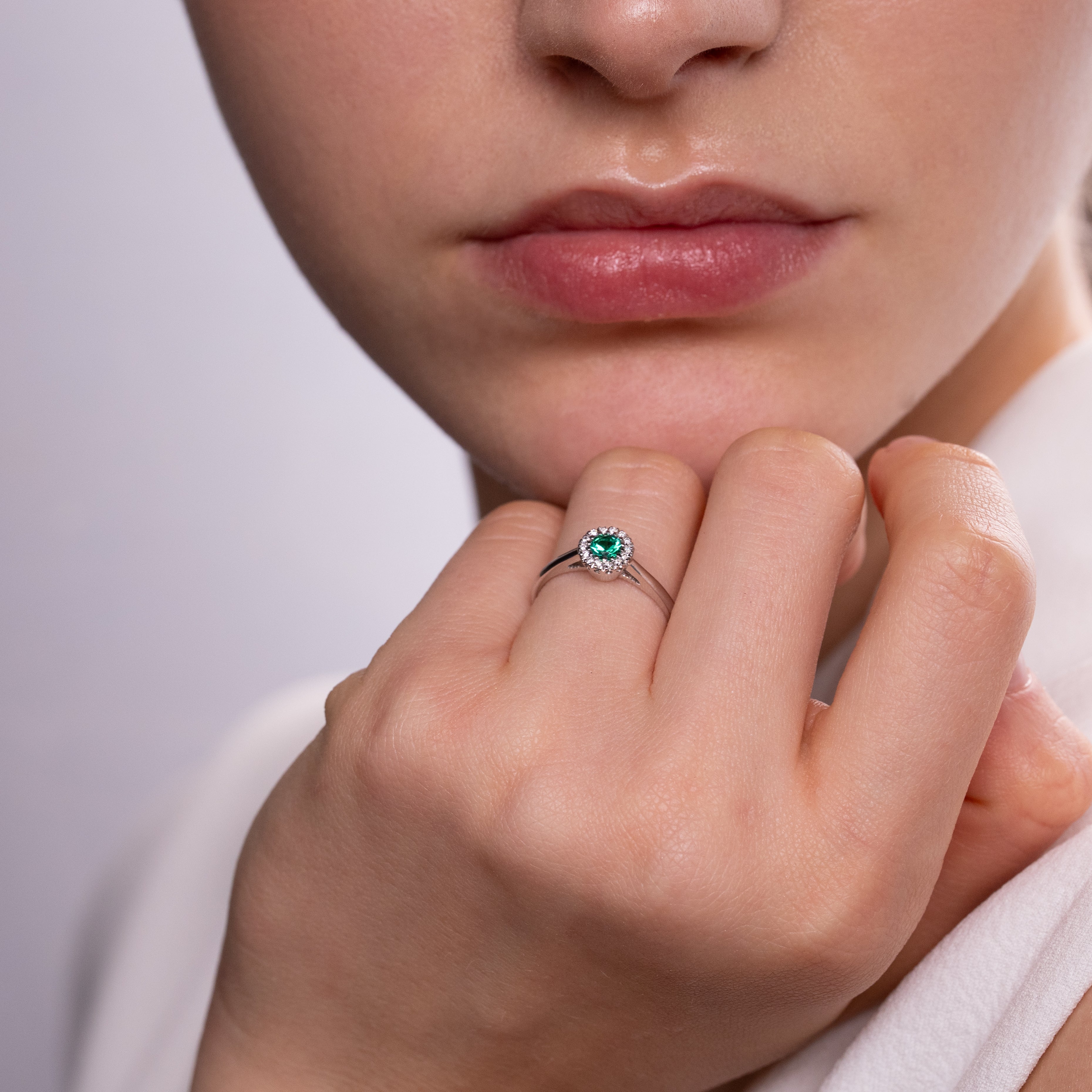 Inel aur 18k cu smarald 0.25 ct si diamante 0.07 ct