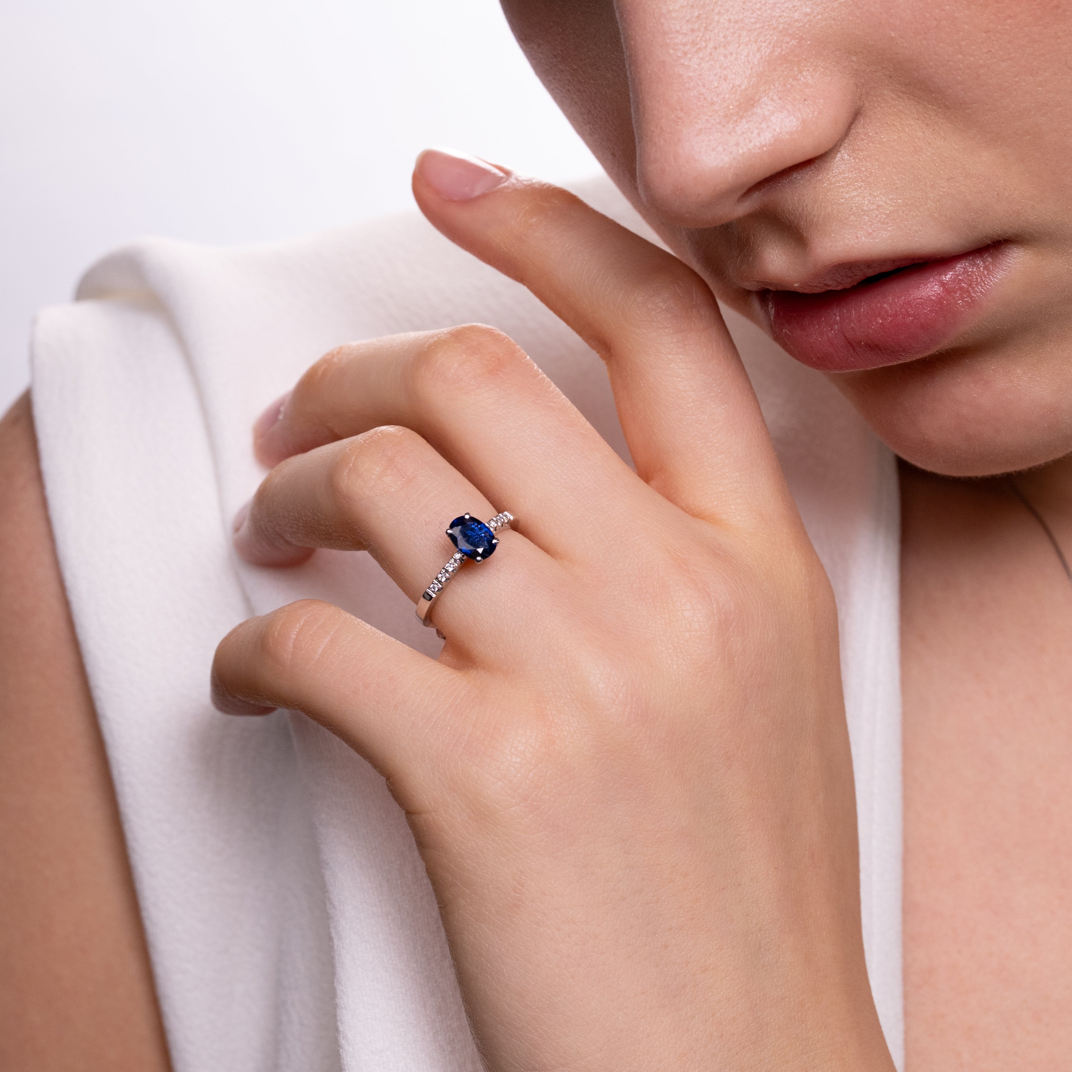 Inel aur 18k cu diamante si safir oval 0.80 ct