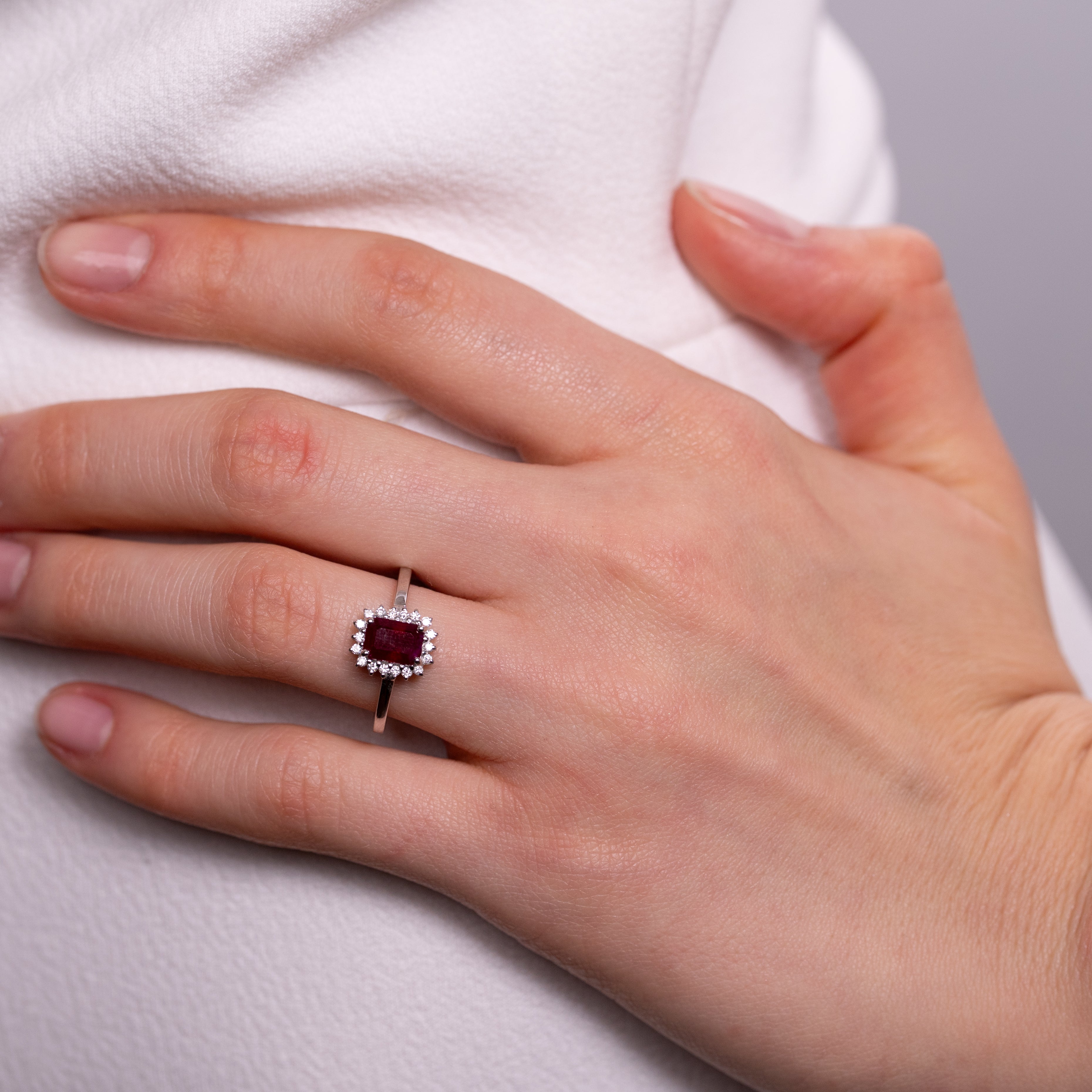 Inel aur 18k cu rubin 1.39 ct si diamante