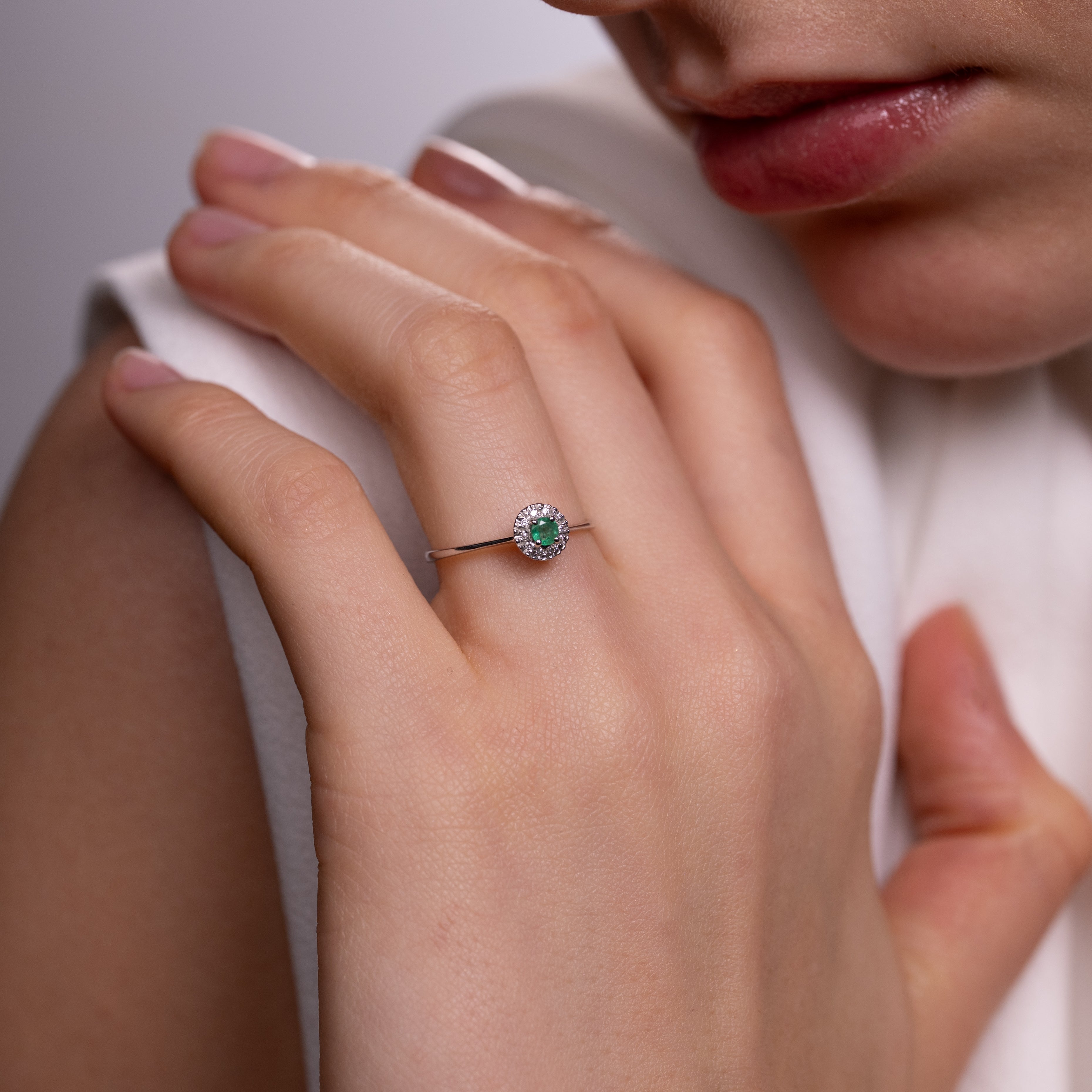 Inel aur 18k cu smarald 0.13 ct si diamante