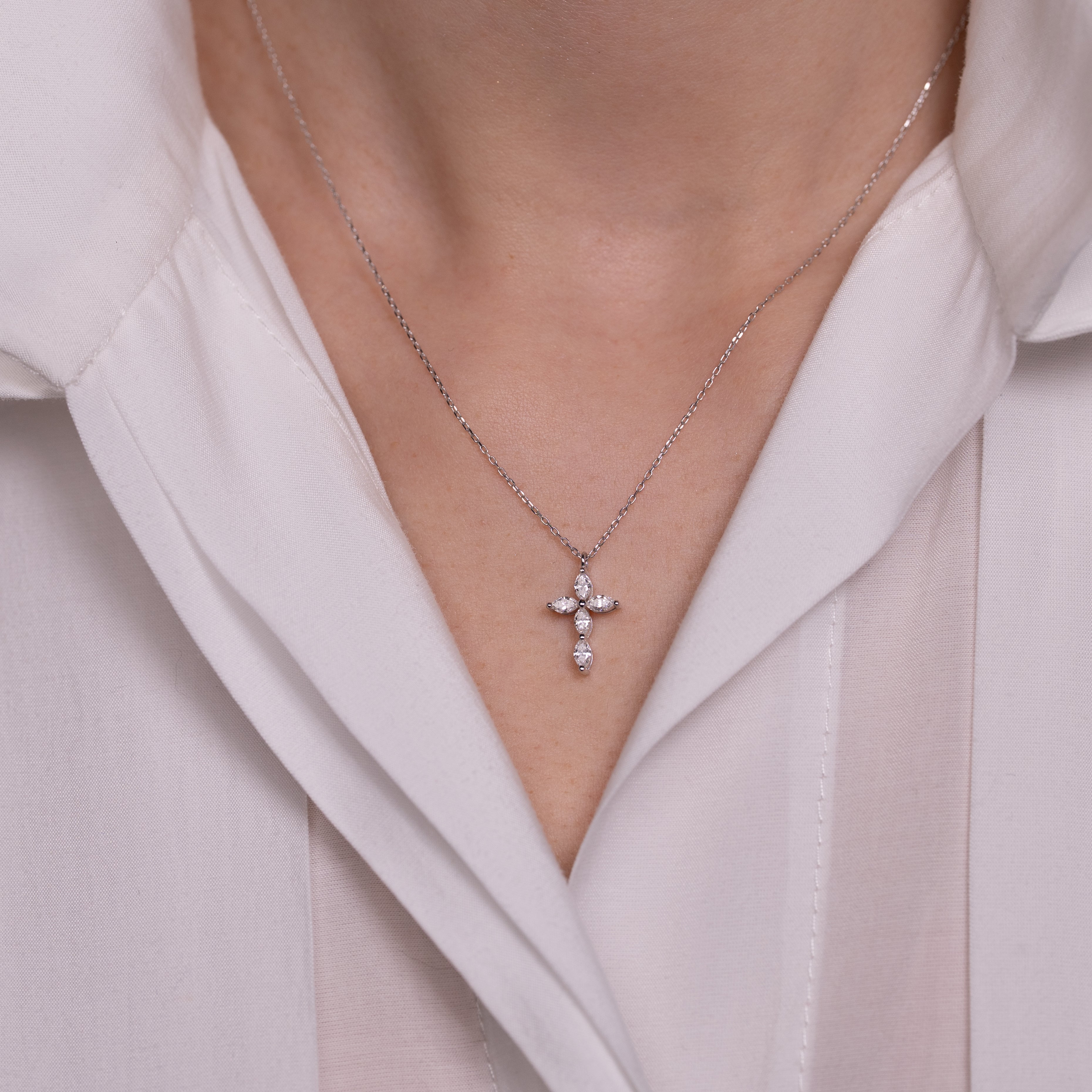 Colier cruce aur 18k cu diamante 0.40 ct