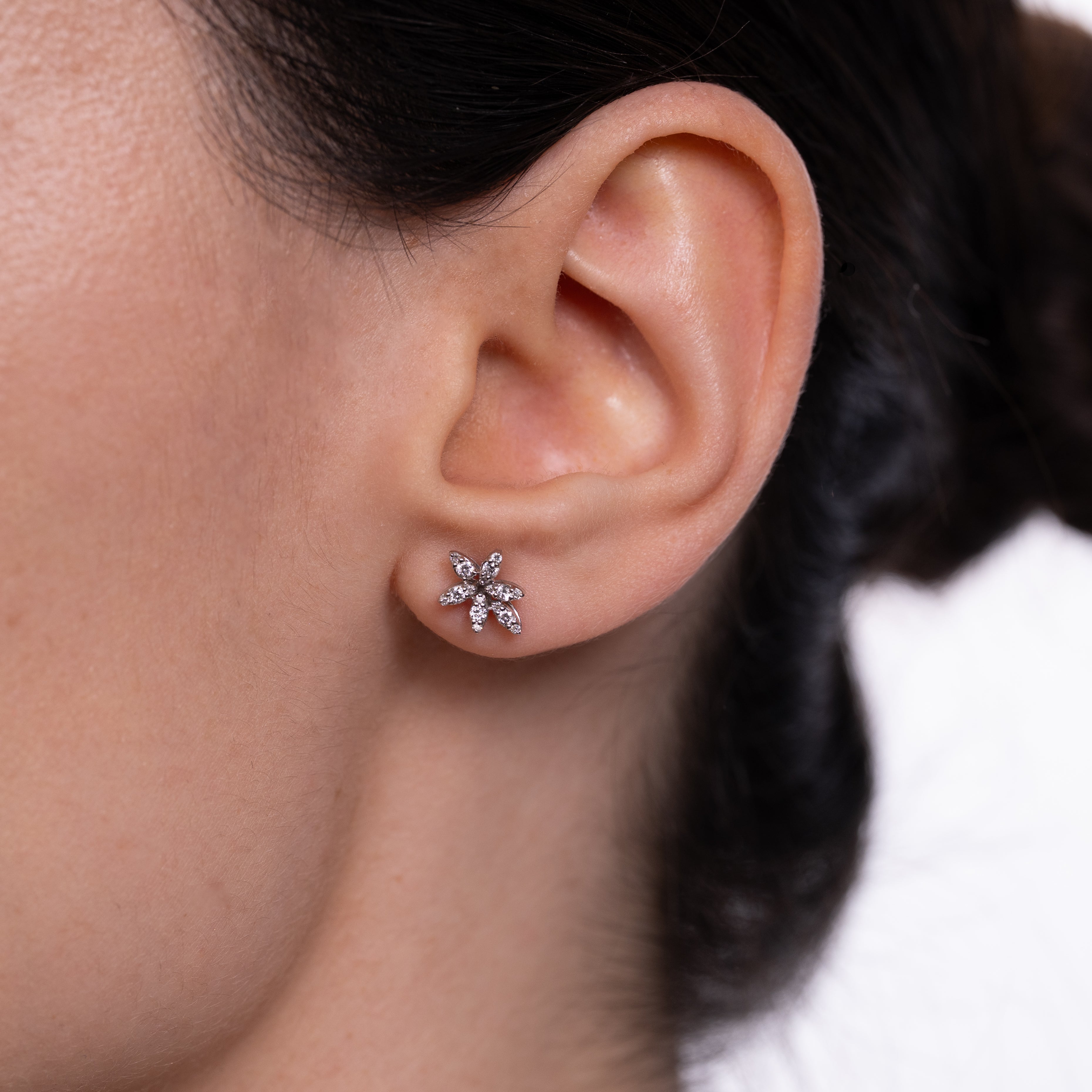 Flower earrings with diamonds
