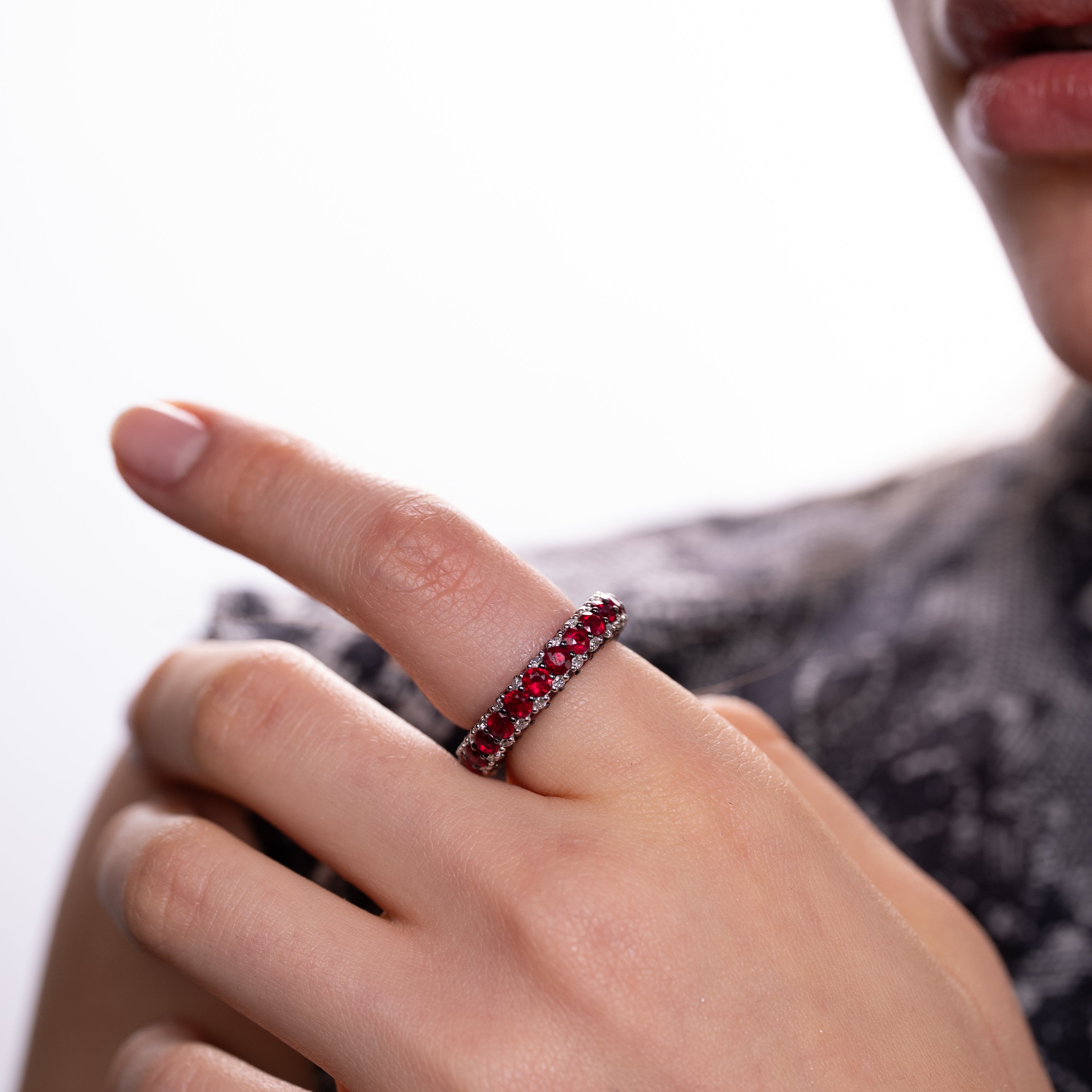 Inel eternity aur 18k cu rubine 8.90ct si diamante 0.75 ct