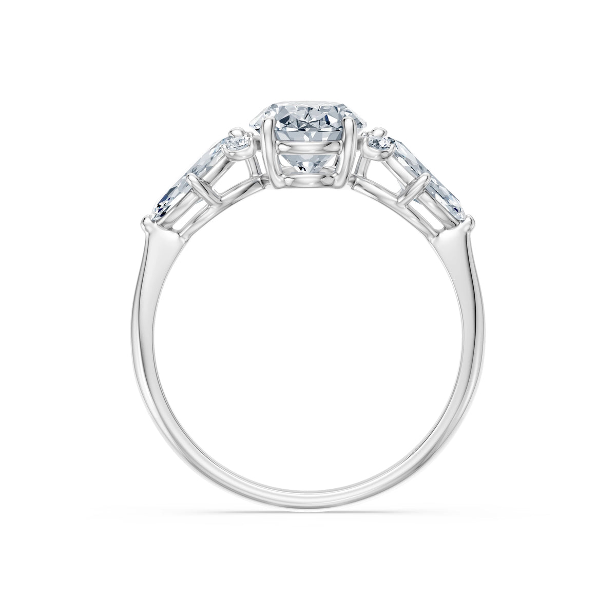 Inel de Logodnă din Aur cu Diamant Central Oval și Diamante Laterale 2,17 CT