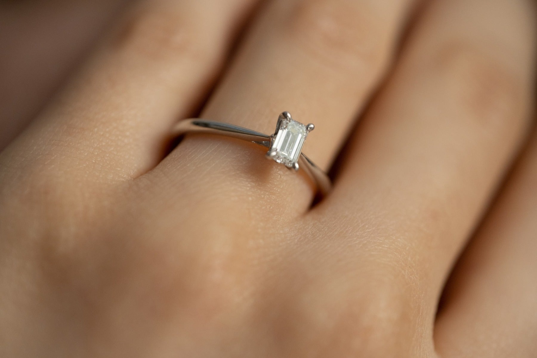 Inel de logodna Selene din platina cu diamant emerald cut 0.42 ct, GIA