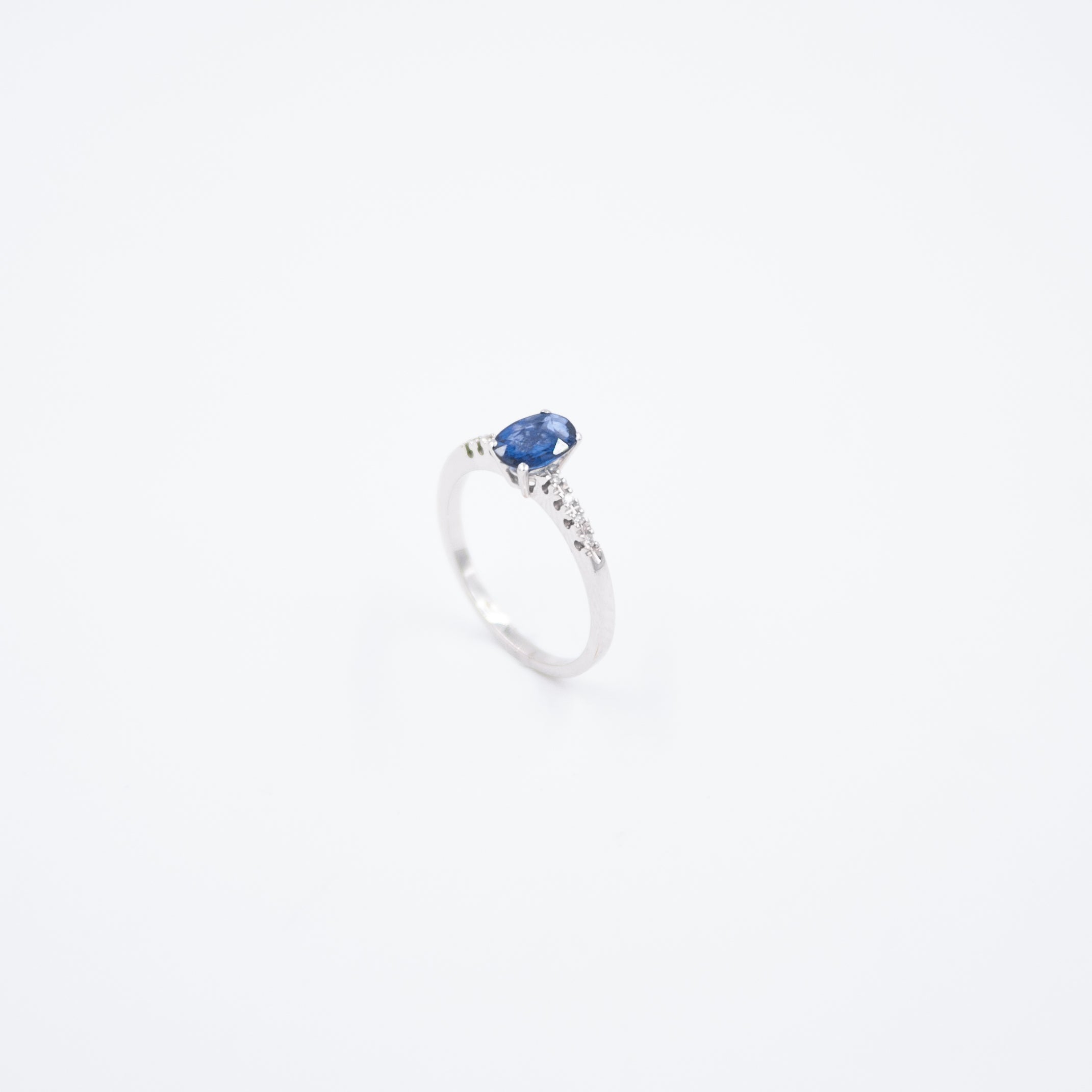 Inel aur 18k cu diamante si safir oval 0.80 ct