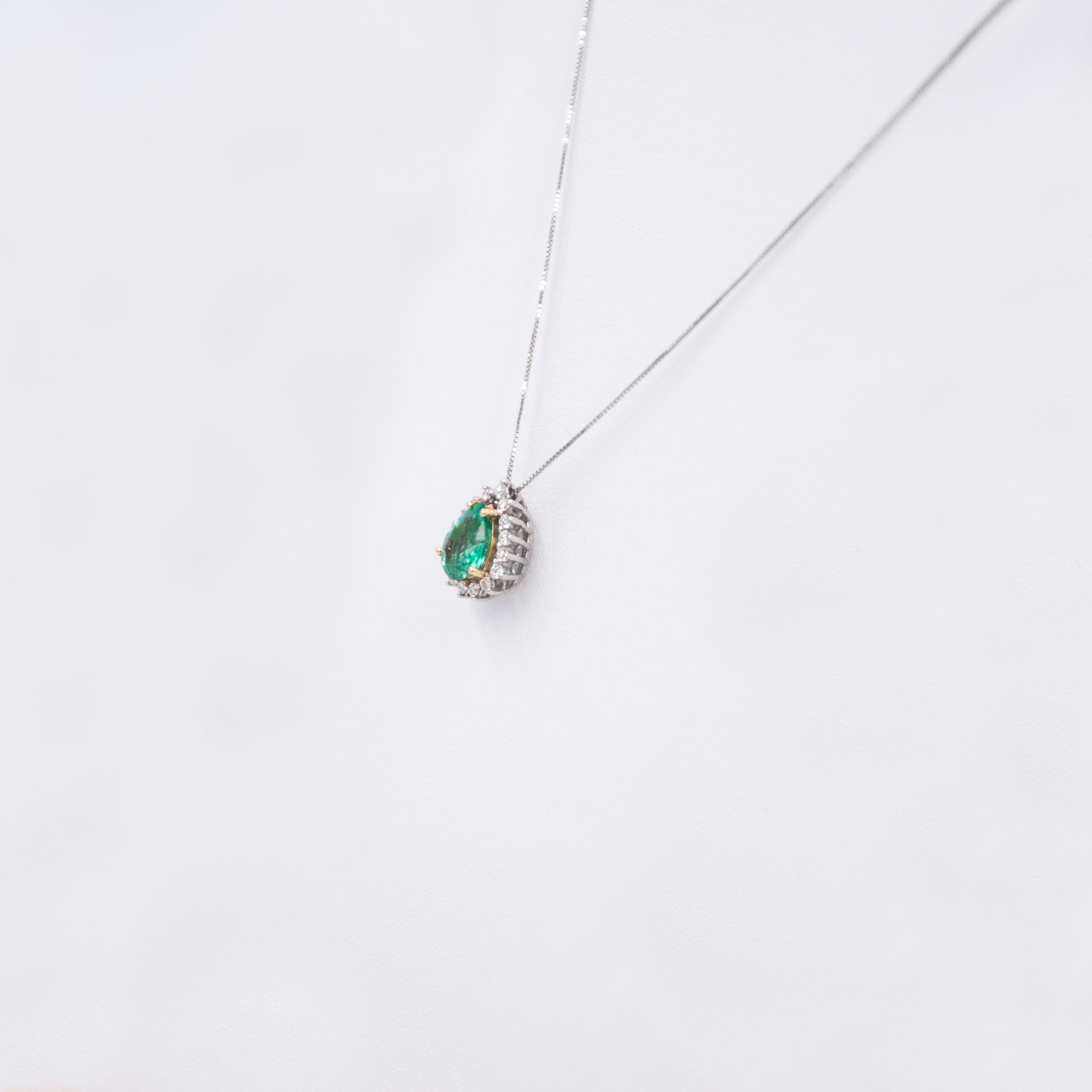 Colier aur 18k cu smarald 0.98 ct si diamante 0.17 ct