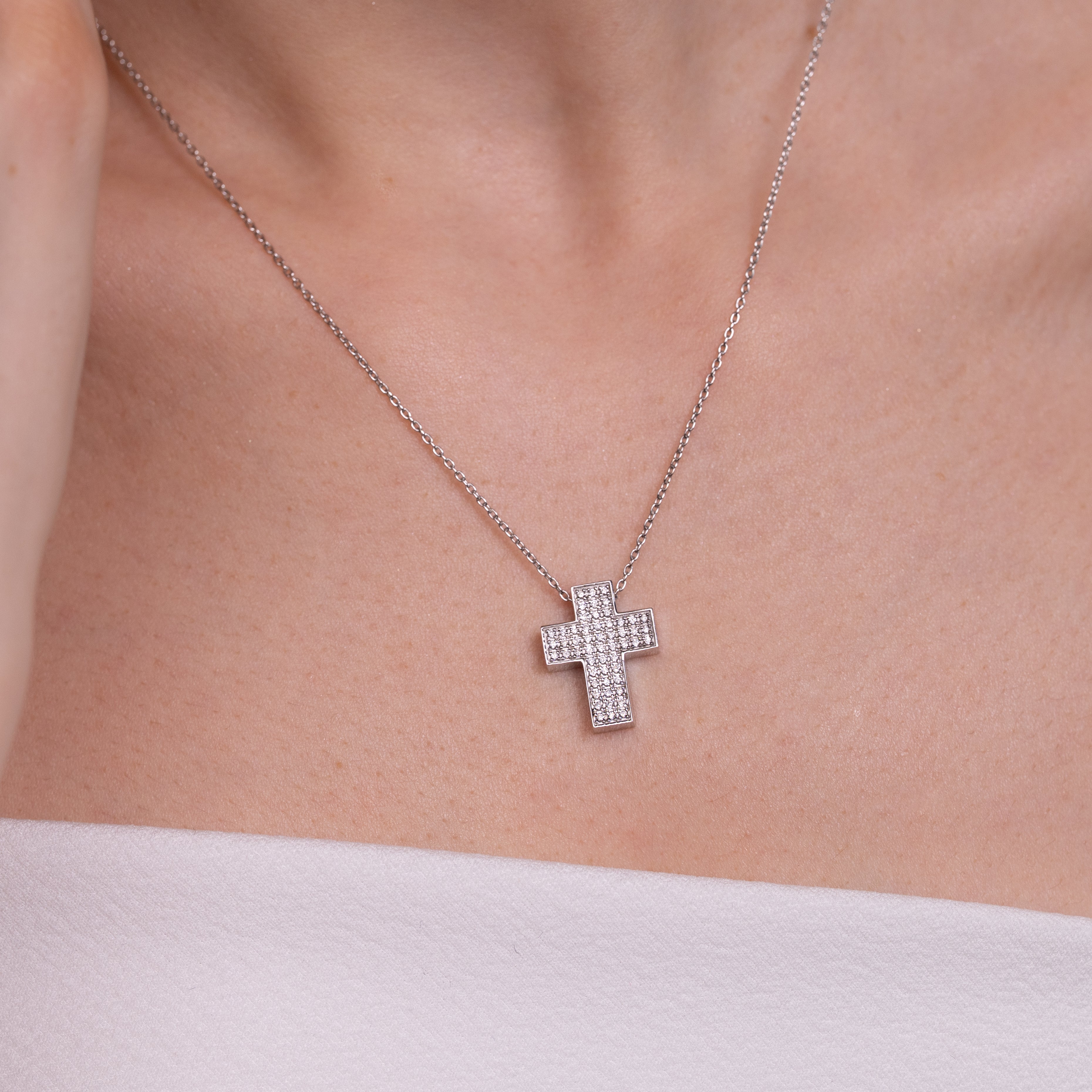 Colier cruce aur 18k cu diamante 0.28 ct