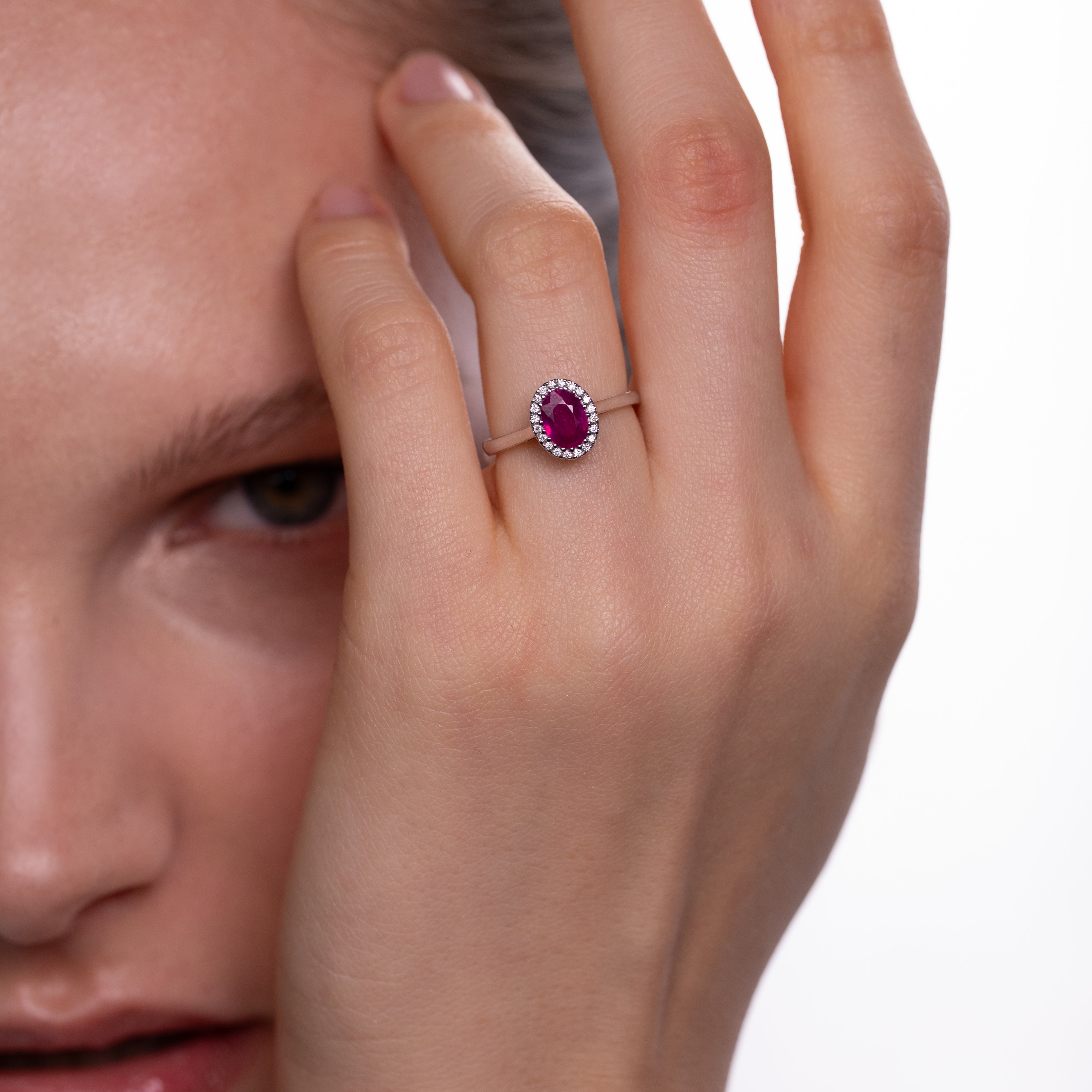 Inel aur 18k cu rubin 0.80 ct si diamante 0.10 ct
