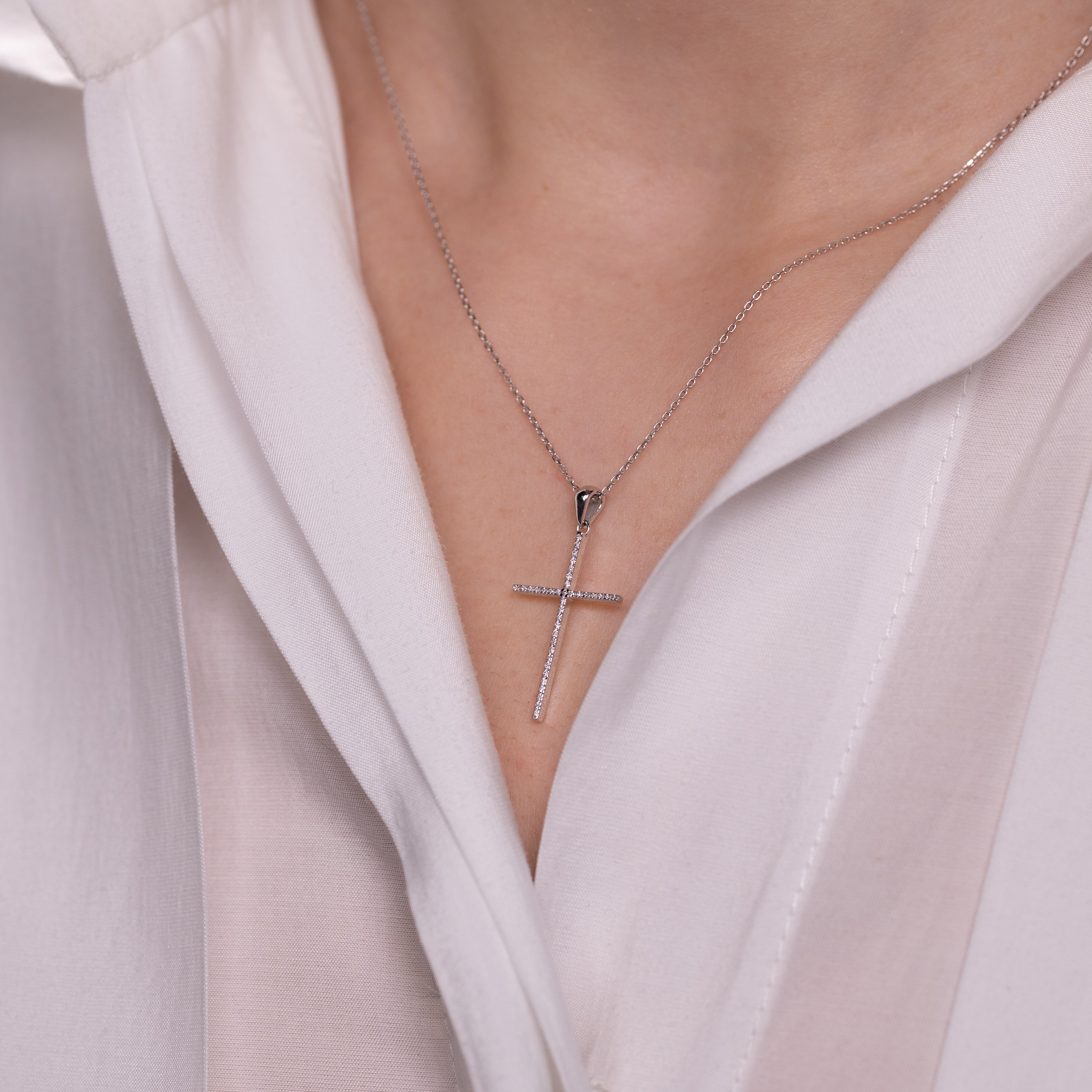 Colier cruce aur 18k cu diamante 0.08 ct