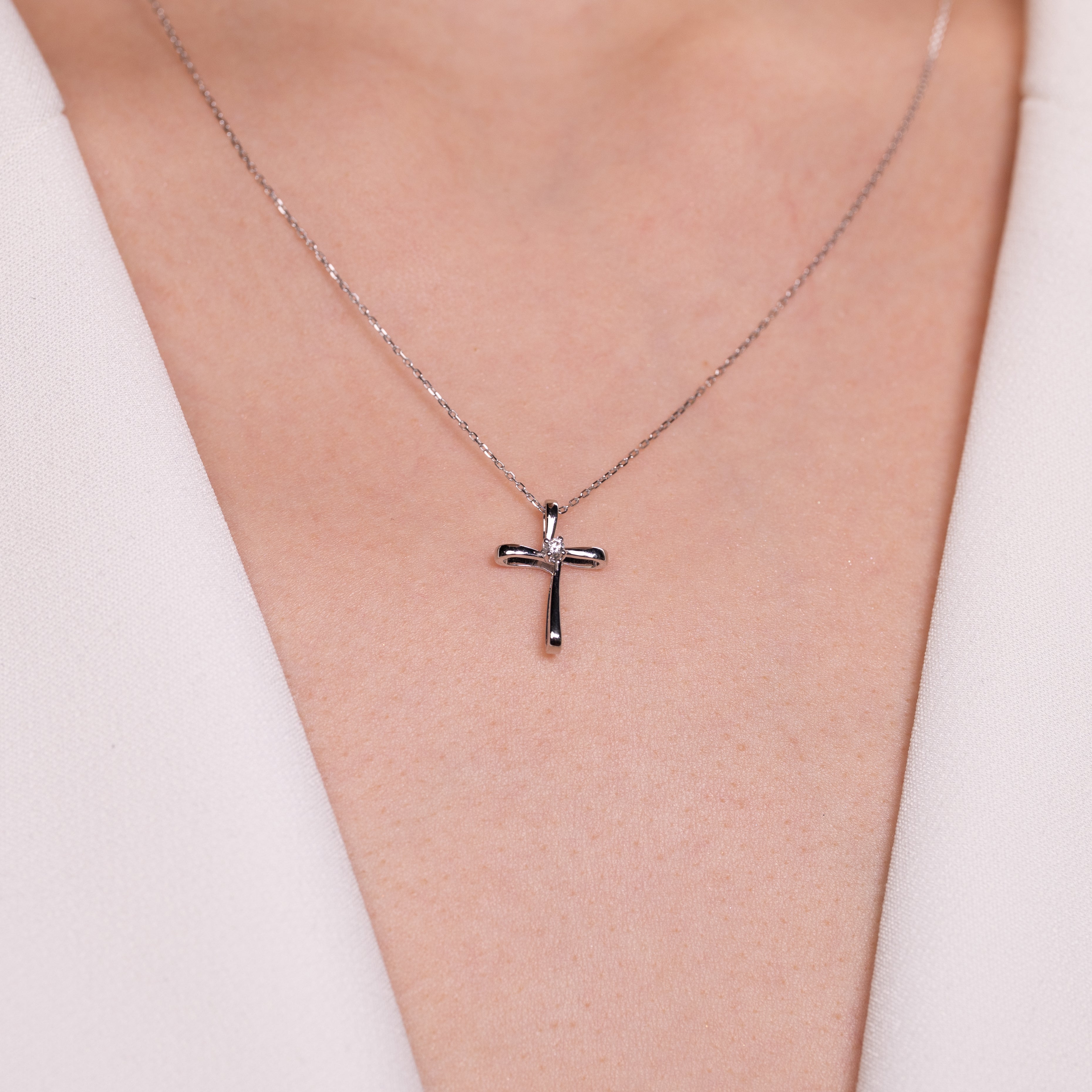 Colier cruce aur 18k cu diamant 0.04 ct