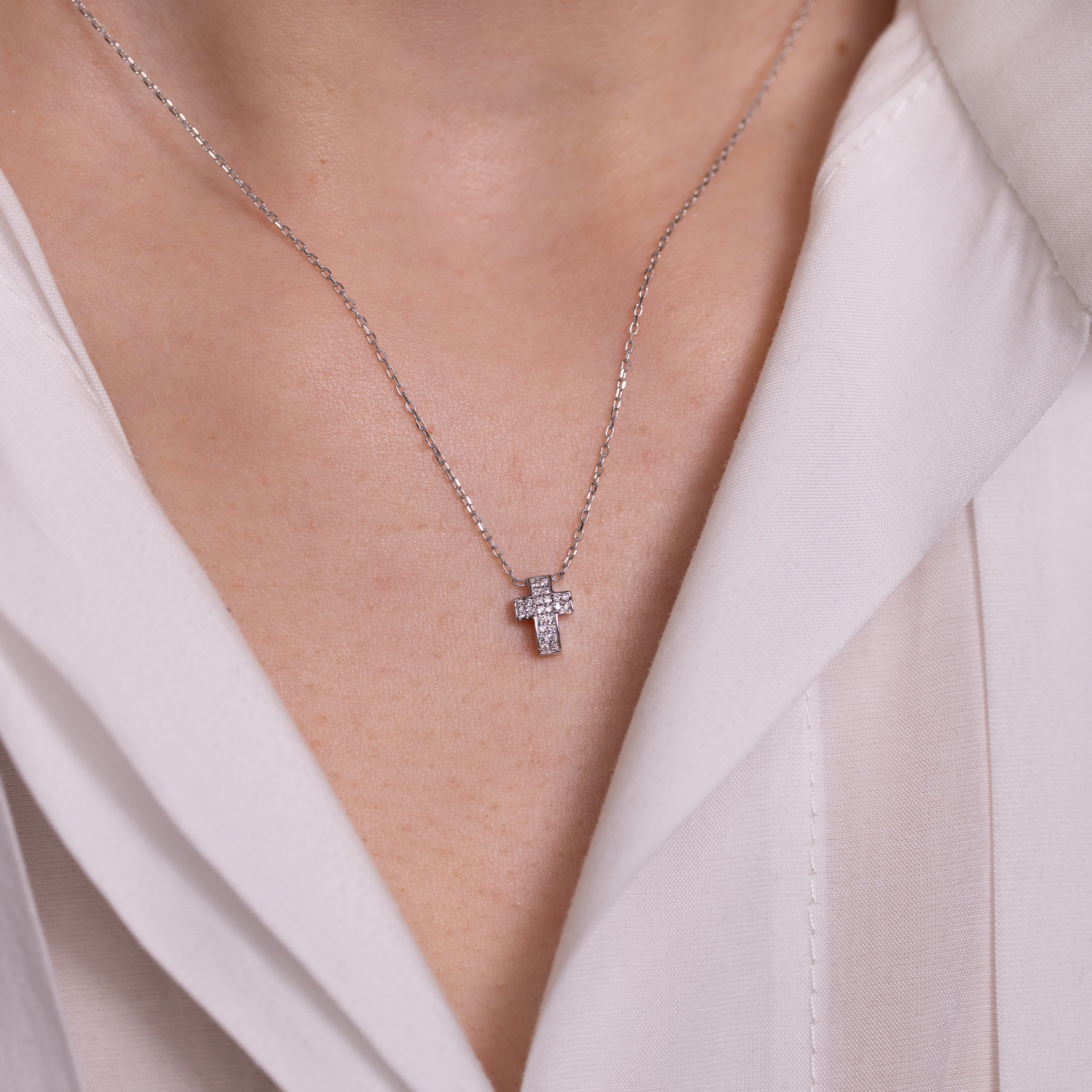 Colier cruce aur 18k cu diamante 0.06 ct