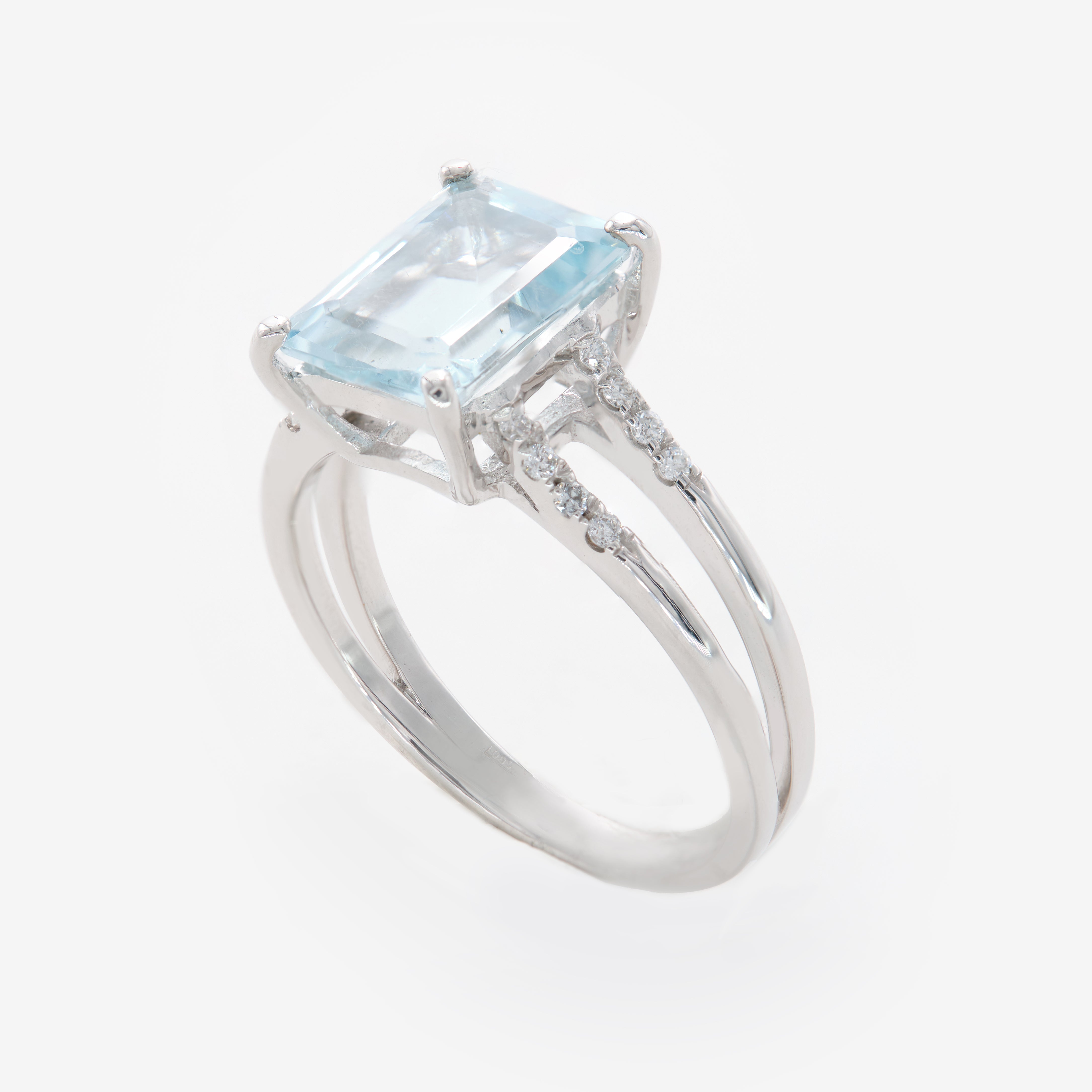 Evea ring with Aquamarine and diamonds