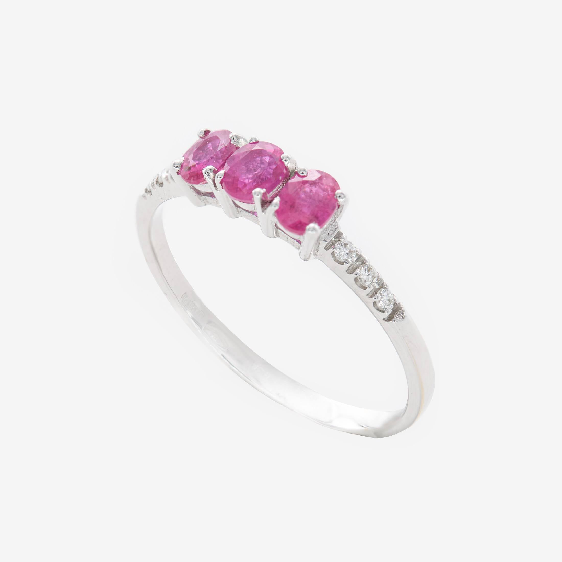 Smooth ring with rubies