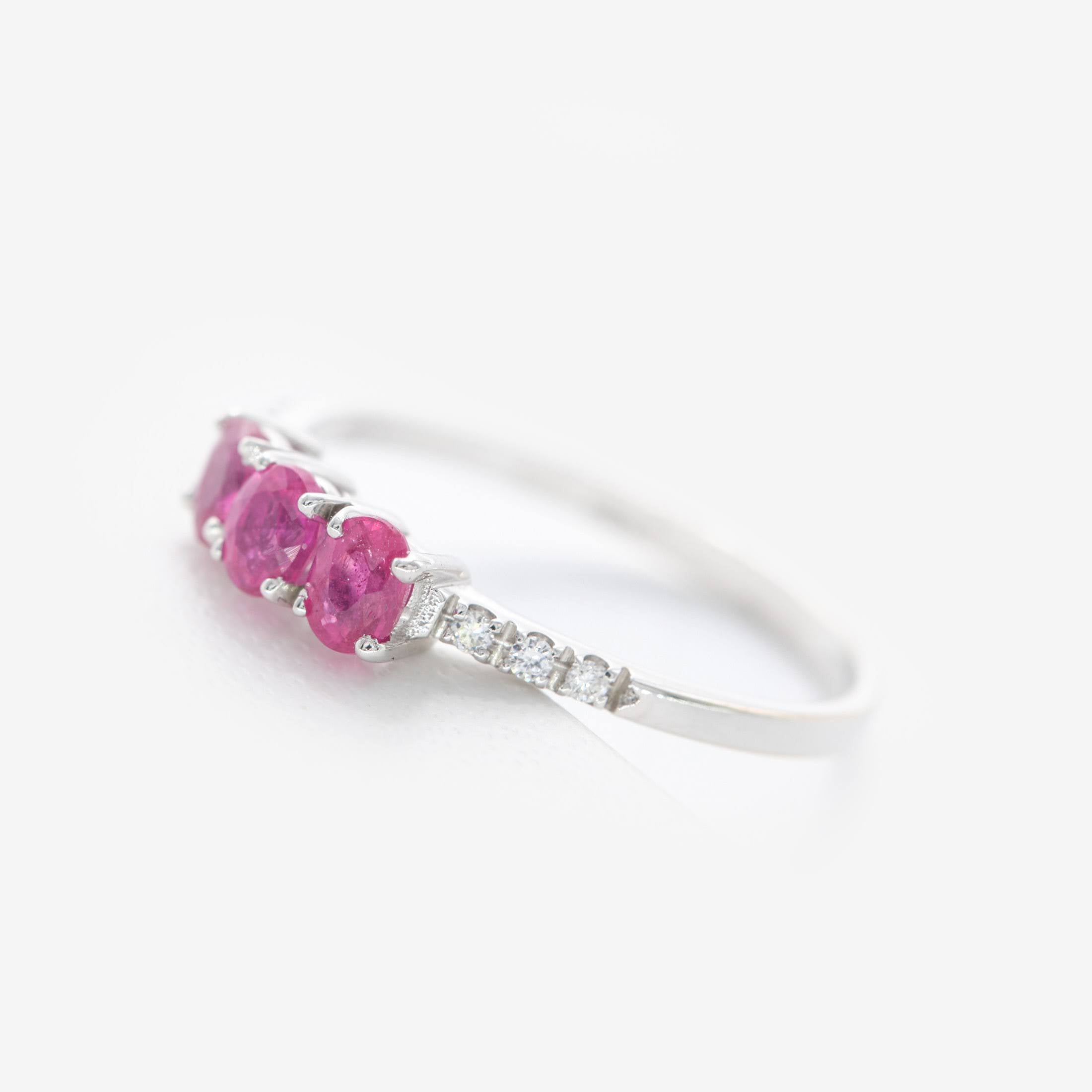 Smooth ring with rubies