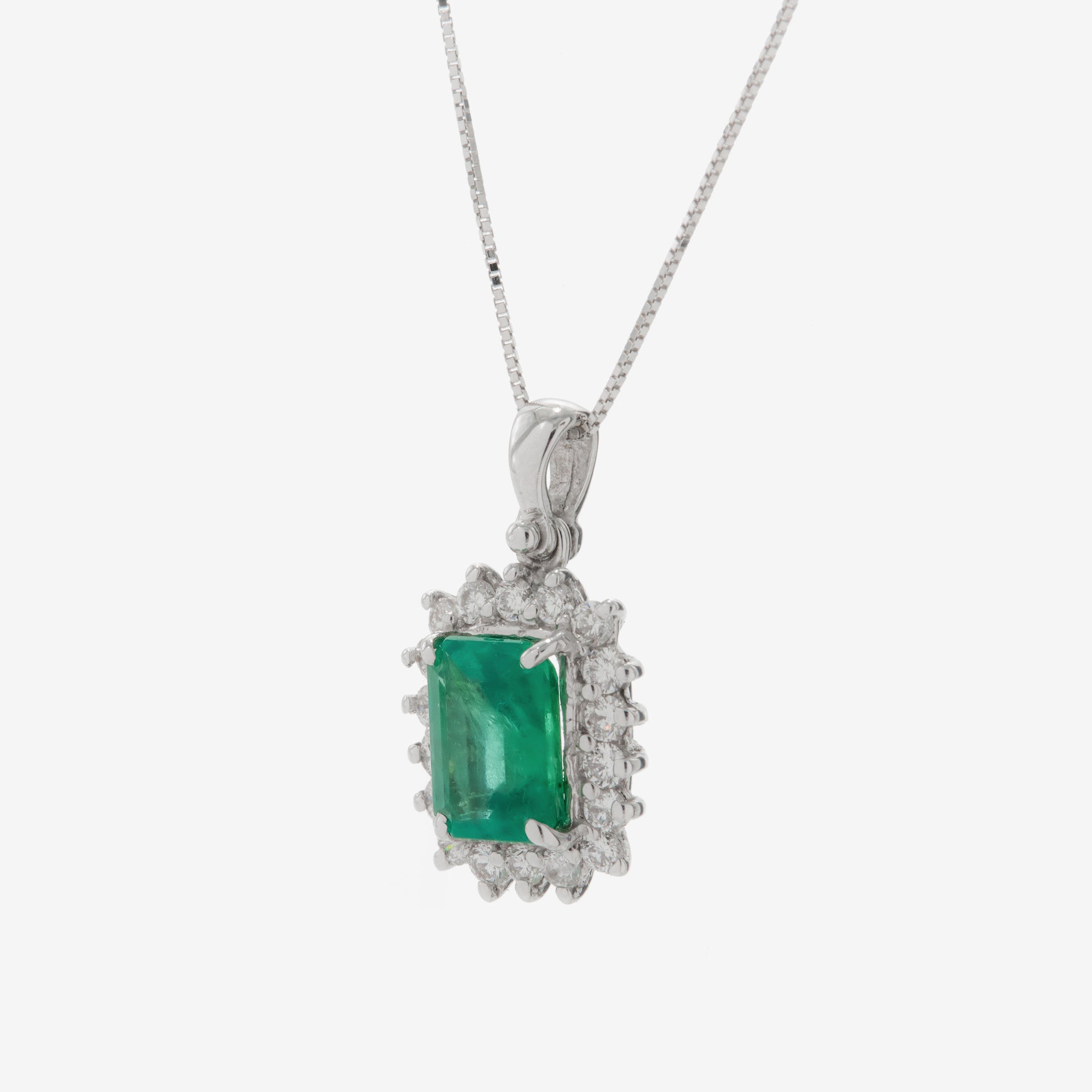 Emerald necklace with diamonds