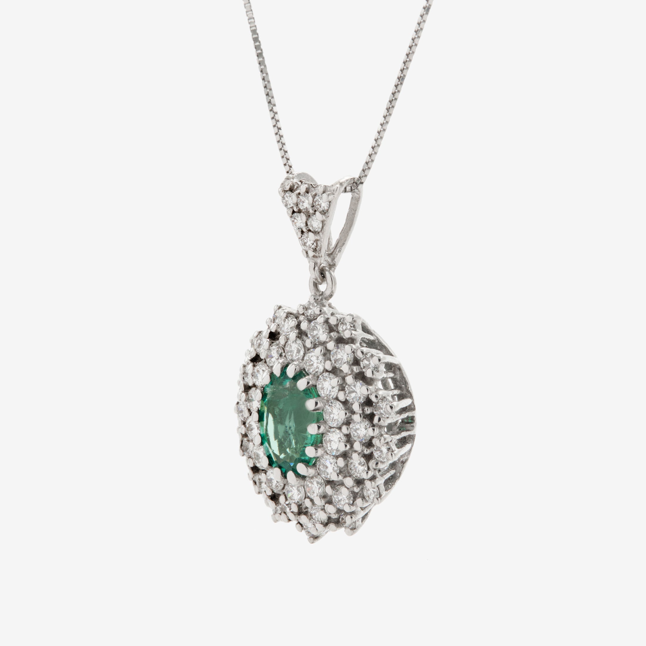 Oval pendant with Emerald