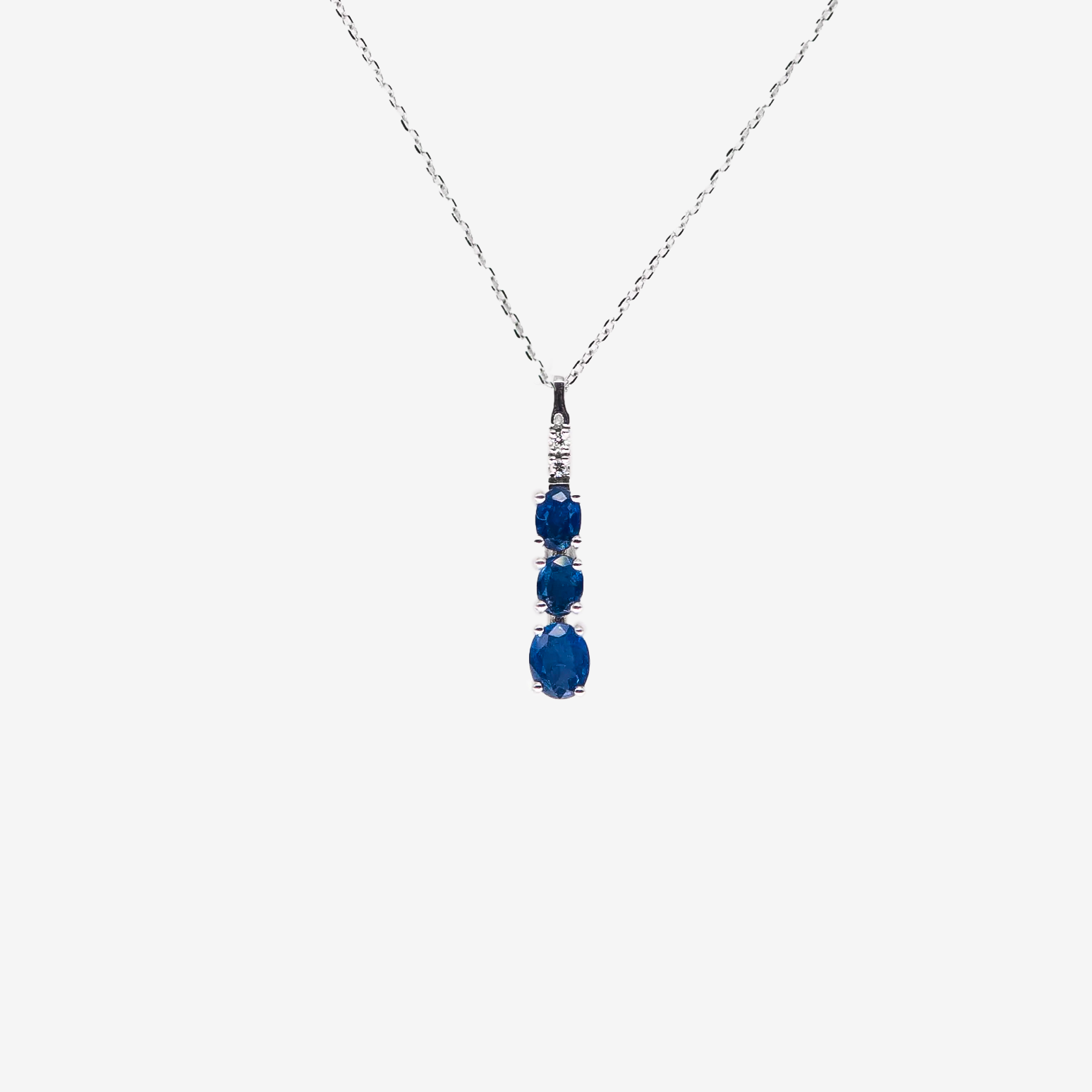 Smooth necklace with sapphires