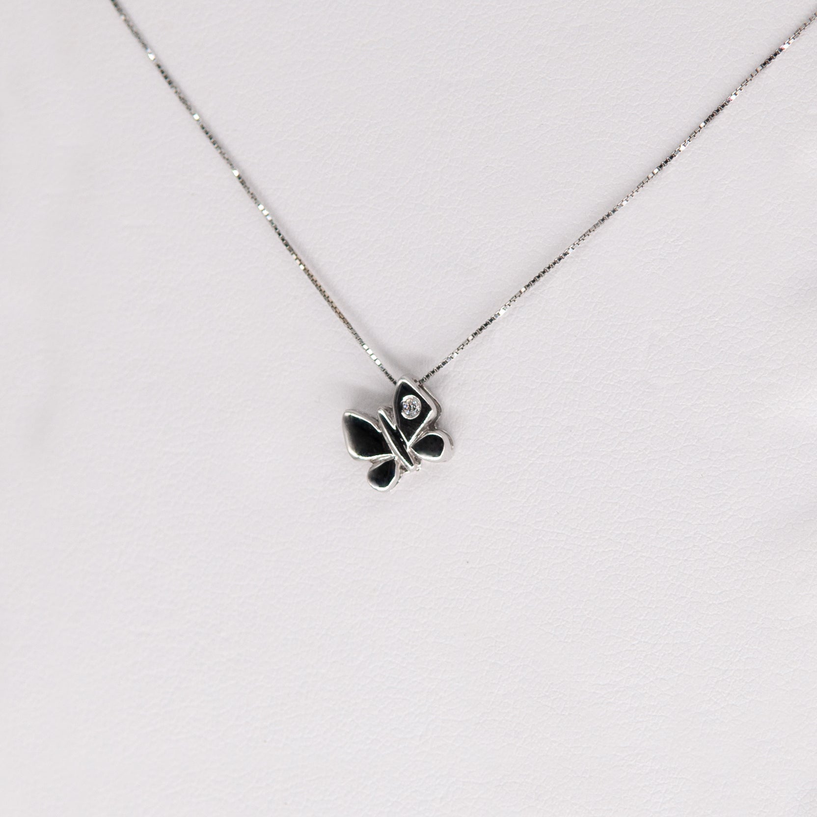 Little butterfly necklace with diamond