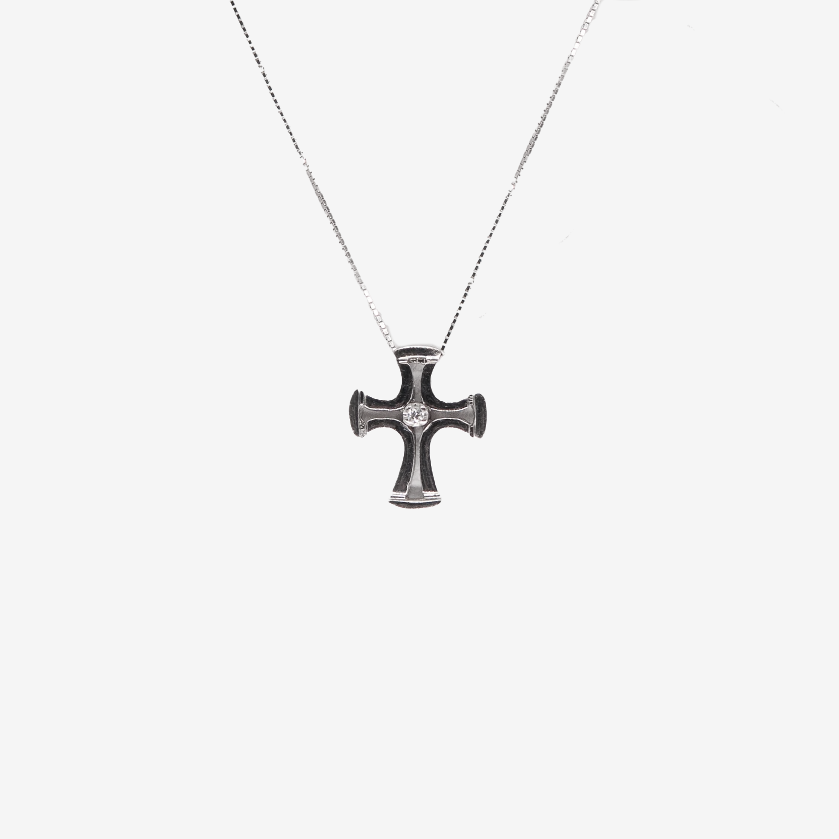 Line cross necklace with diamond