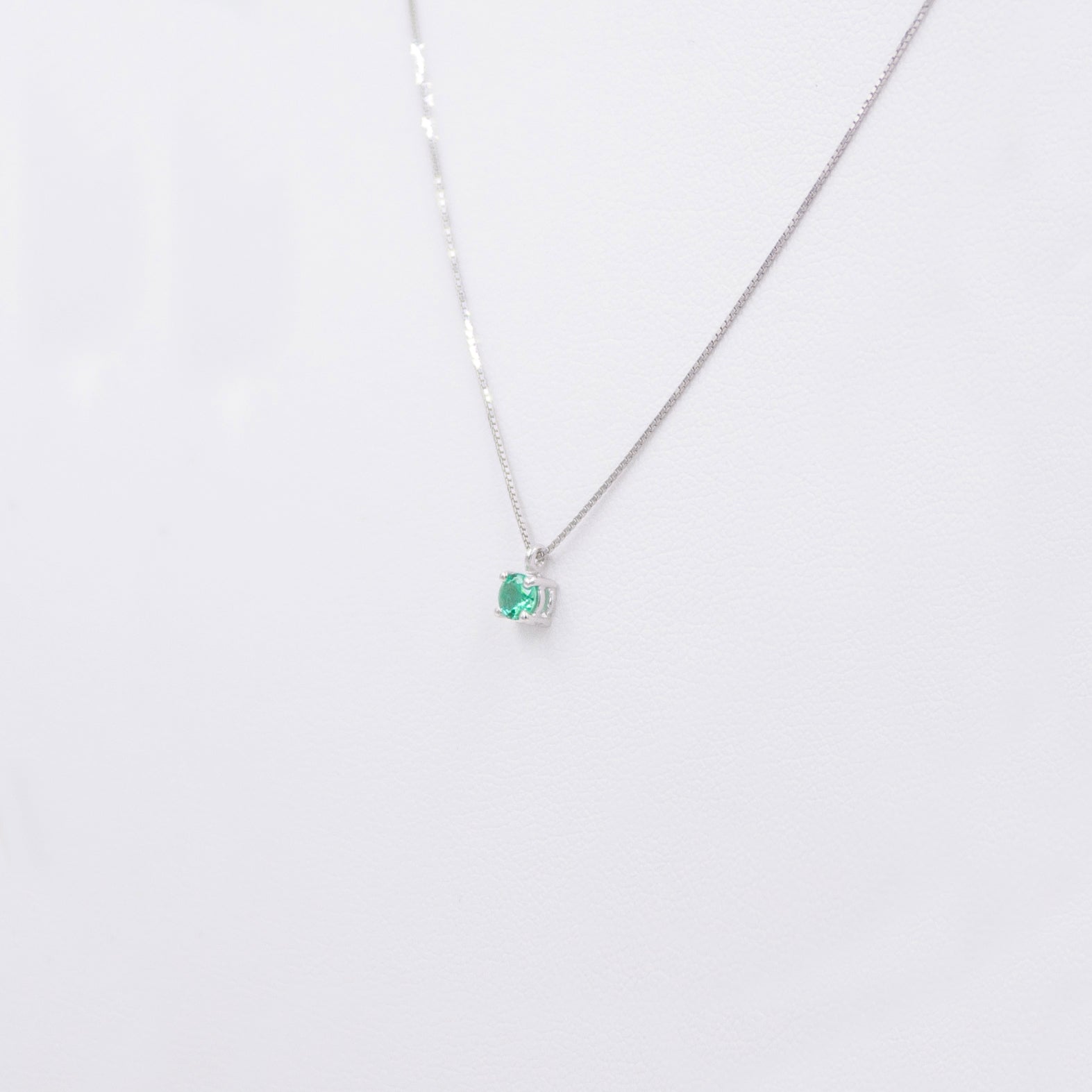 Colier aur 18k cu smarald 0.15 ct