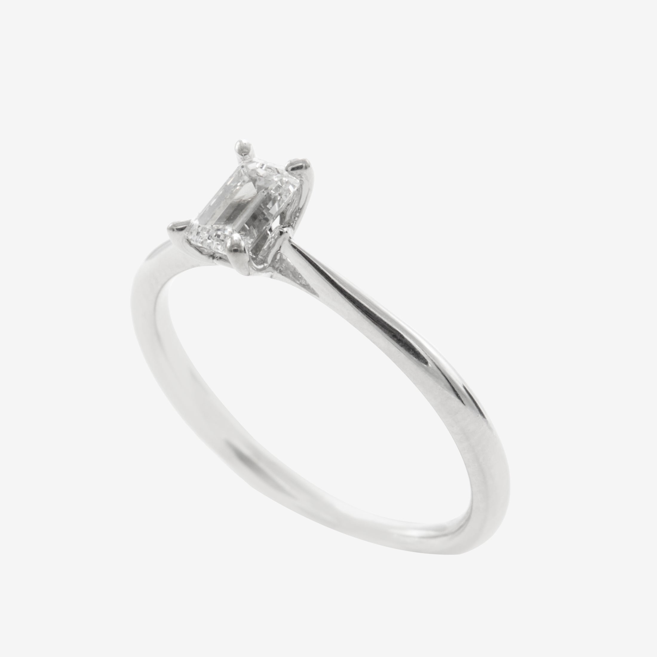Inel de logodna Selene din platina cu diamant emerald cut 0.42 ct, GIA
