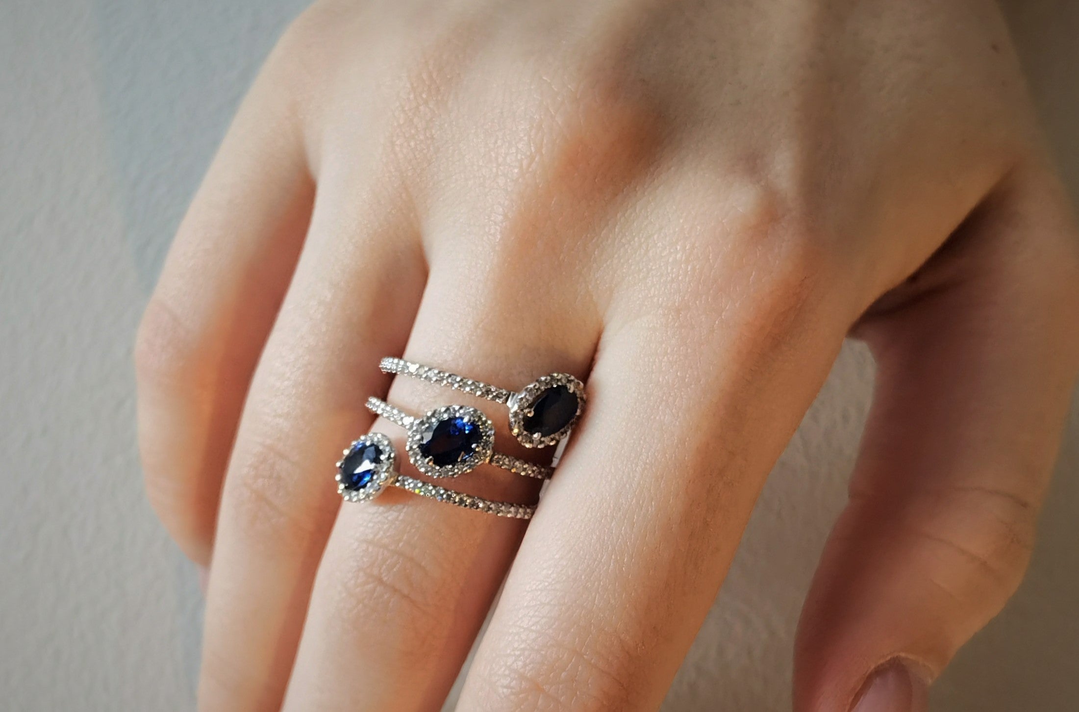 Coralia ring with sapphires and diamonds