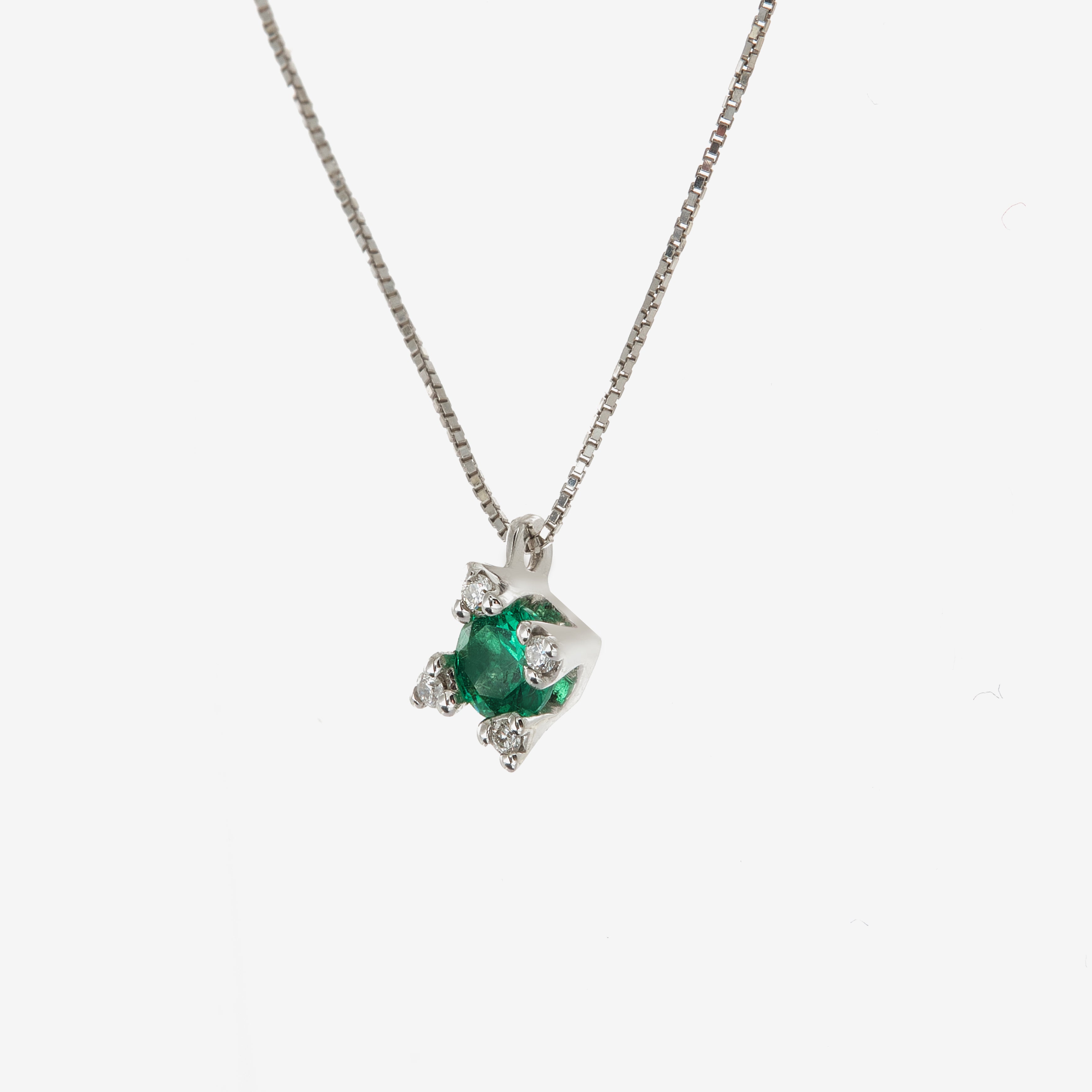 Star necklace with emerald and diamonds