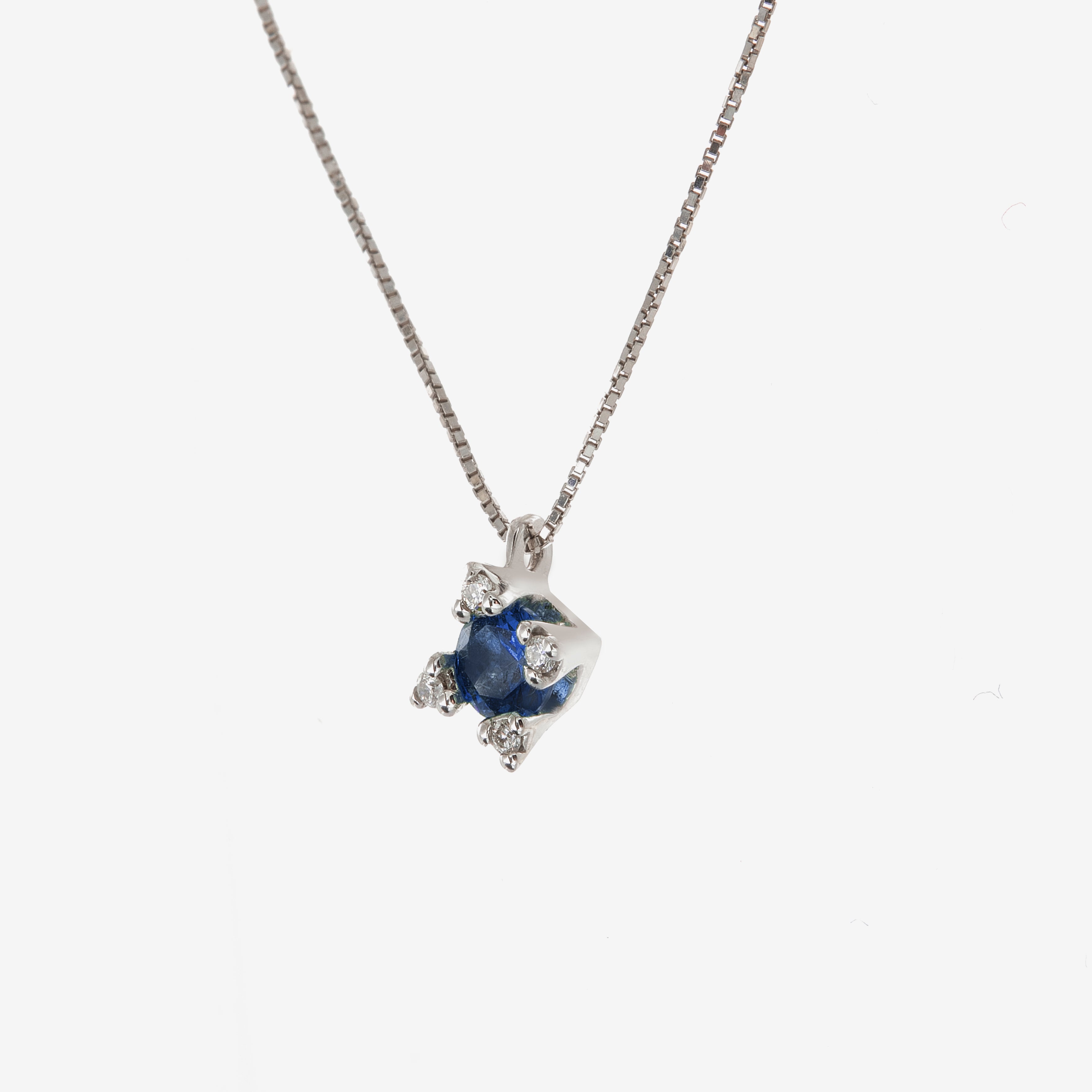 Star necklace with sapphire